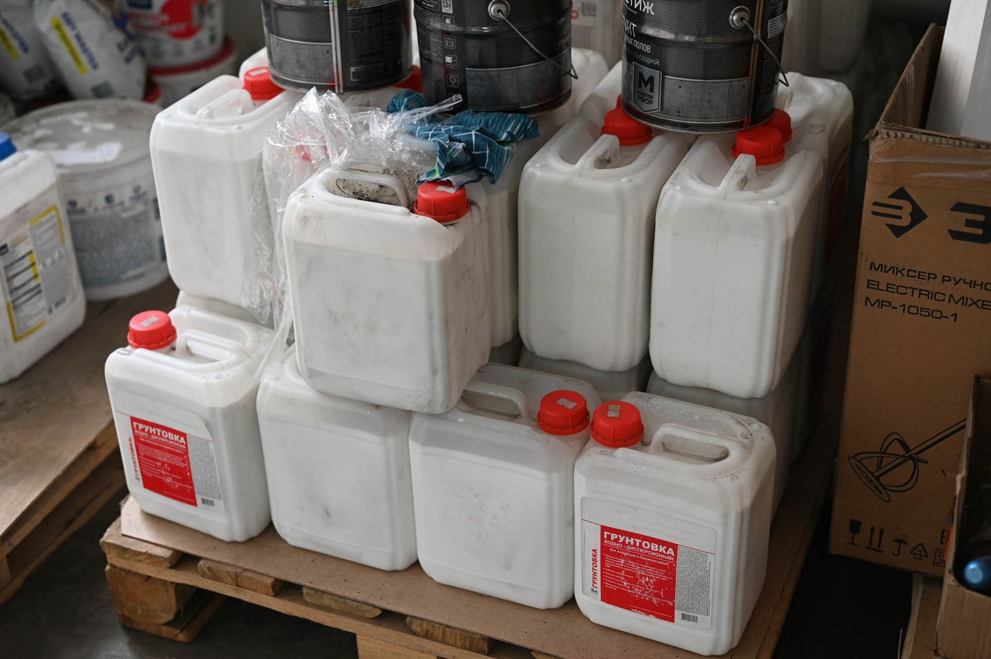 Грунтовка универсальная для внутренних и наружных работ концентрат BERGAUF AQUA Grunt 10 л